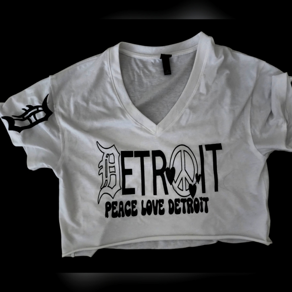 Detroit cropped v neck